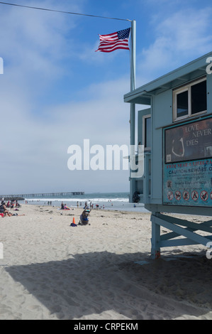 Lifeguard station sur Santa Monica (Venise) plage battant stars and stripes US flag Banque D'Images
