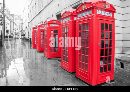 Rangée de cabines téléphoniques à Londres un jour de pluie Banque D'Images