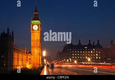 Des sentiers de lumière à partir du trafic traversant le pont de Westminster par Big Ben et les chambres du Parlement. Banque D'Images