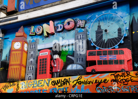Collage formé à partir de modèles d'icônes touristiques de Londres à l'extérieur d'un magasin. Banque D'Images