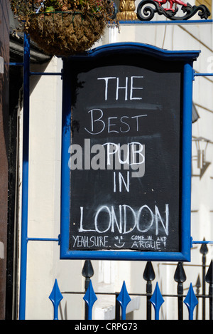 Commentaires sarcastiques sur un signe extérieur d'un pub à Kings Cross proclamant "le meilleur pub de Londres'. Banque D'Images