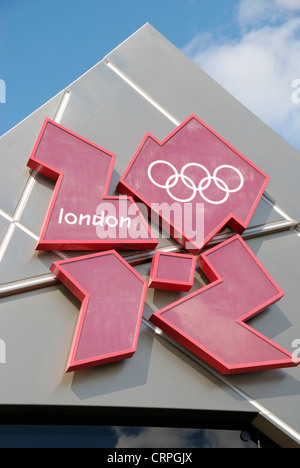 Jeux Olympiques Londres 2012 logo sur l'horloge de compte à rebours à Trafalgar Square. Banque D'Images