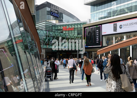 Les gens du shopping au centre commercial Westfield Stratford. Le centre a ouvert ses portes en 2011 et est le 3ème plus grand centre commercial de Banque D'Images