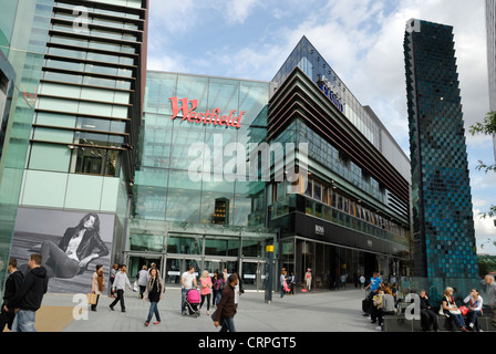 Les gens du shopping au centre commercial Westfield Stratford. Le centre a ouvert ses portes en 2011 et est le 3ème plus grand centre commercial de Banque D'Images