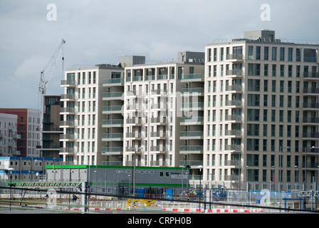 Bâtiments dans le village olympique situé dans le Parc olympique de fournir des locaux aux athlètes et officiels au cours de la London 20 Banque D'Images