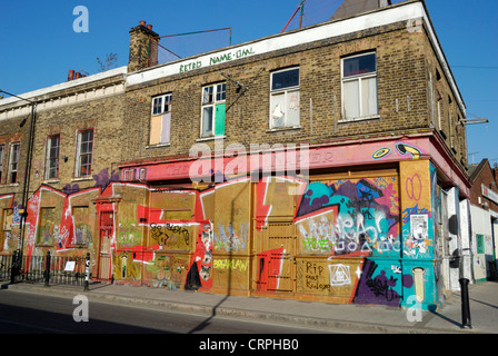 Les graffitis qui recouvrent les murs et les conseils du Seigneur Napier, un pub à l'abandon à Hackney Wick. Banque D'Images