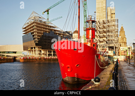 Le Mersey Bar Planète lège amarré à Canning Dock entouré par une nouvelle construction. Banque D'Images