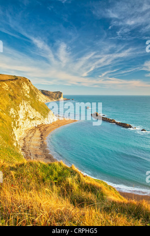 Vue depuis le haut des falaises de craie Man O'War Cove de st oswald's Bay, sur la côte jurassique. Banque D'Images