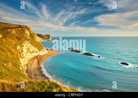 Vue depuis le haut des falaises de craie Man O'War Cove de st oswald's Bay, sur la côte jurassique. Banque D'Images