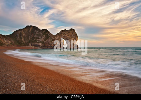 Durdle Door, un calcaire naturel de Lulworth Cove, près de passage de la partie de la côte jurassique de l'UNESCO au coucher du soleil. Banque D'Images