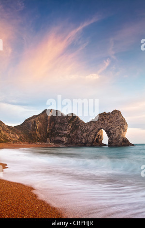 Durdle Door, un calcaire naturel de Lulworth Cove, près de passage de la partie de la côte jurassique de l'UNESCO au coucher du soleil. Banque D'Images