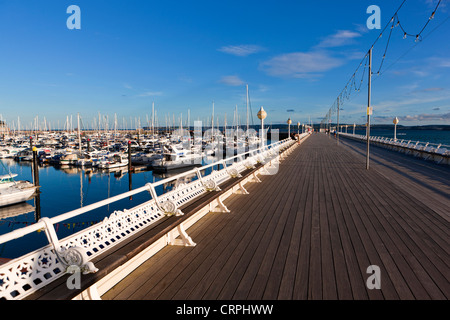 Bateaux amarrés dans le port de plaisance aux côtés de Princess Pier construite à la fin du xixe siècle. Banque D'Images