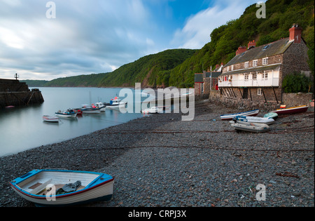 Les bateaux de pêche amarrés dans le port de Clovelly, un célèbre propriété privée, village de pêcheurs dans le Nord du Devon. Banque D'Images