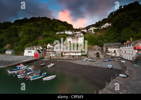 Les bateaux de pêche amarrés dans le port de Clovelly, un célèbre propriété privée, village de pêcheurs dans le Nord du Devon. Banque D'Images