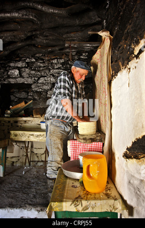 M. Giorgos (Demeneopoulos anoadas "pseudo") fromager traditionnel village de Filoti, Naxos, Cyclades, en Grèce. Banque D'Images