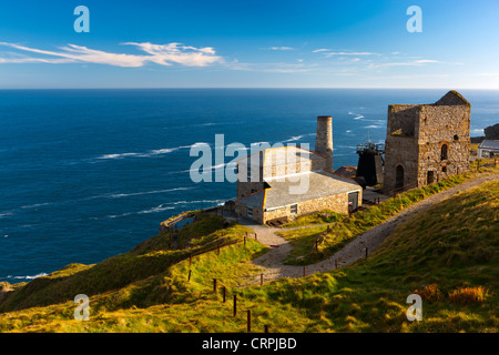 Levant la mienne et du faisceau moteur, partie de l'ouest du Devon et Cornwall paysage minier, Site du patrimoine mondial de l'UNESCO. Banque D'Images