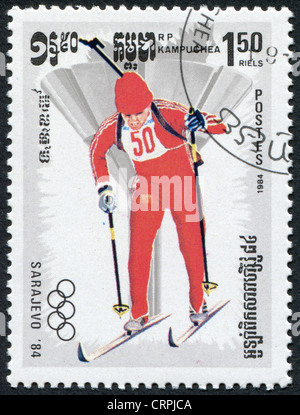 CIRCA 1984-KAMPUCHEA : timbre imprimé dans le Kampuchea, est dédié au Jeux Olympiques d'hiver de Sarajevo, le biathlon, vers 1984 Banque D'Images