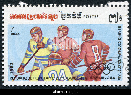 Cambodge-VERS 1983 : timbre imprimé dans le Kampuchea, est dédié au Jeux Olympiques d'hiver de Sarajevo, Hockey, vers 1983 Banque D'Images