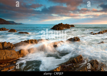 Les vagues se briser sur les rochers du littoral à Hartland Quay. Banque D'Images