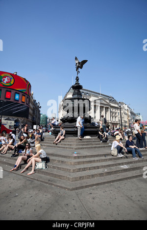 Piccadilly Circus sur scène un jour d'été, Londres, Angleterre, Royaume-Uni Banque D'Images