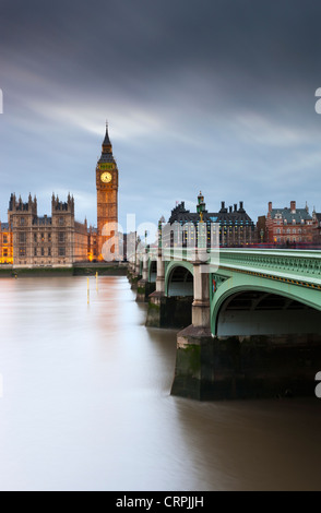 Westminster Bridge sur la Tamise menant vers Big Ben et les chambres du Parlement. Banque D'Images