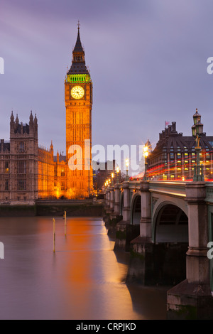 Westminster Bridge sur la Tamise menant vers Big Ben et les chambres du Parlement. Banque D'Images