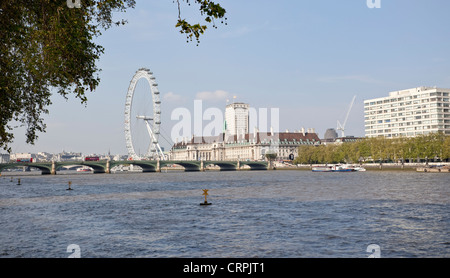 Vue sur la Tamise vers le London Eye, London, England, UK Banque D'Images