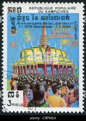 Un timbre imprimé dans le Kampuchea, est dédié au 5 e anniversaire de l'indépendance de la république, vers 1985 Banque D'Images