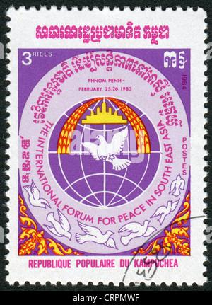 Un timbre imprimé dans le Kampuchea, est dédié à la paix en Asie du Sud-Est, vers le Forum 1984 Banque D'Images