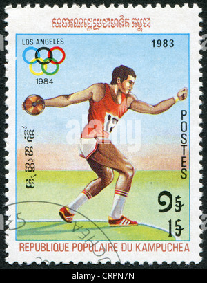 Cambodge-VERS 1983 : timbre imprimé dans le Kampuchea, est dédié au Jeux Olympiques d'été de 1920 à Los Angeles, Discus, vers 1983 Banque D'Images