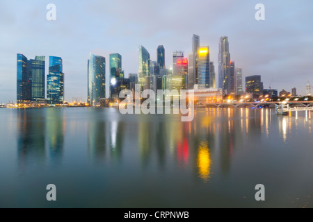 L'Asie du Sud Est, Singapour, Ville, Vue sur Marina Bay au quartier financier et d'affaires de Singapour