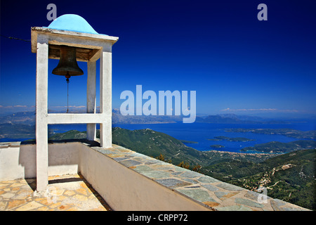 Vue de la chapelle de Profitis Ilias à Nydri et les petites îles de Lefkada (Scorpions, Meganisi etc). Mer Ionienne, en Grèce. Banque D'Images