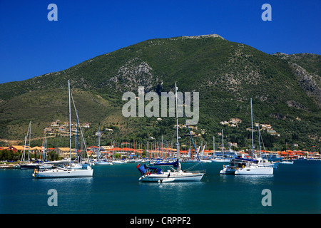 La ville de Nydri et baie de Vlychos, très populaires pour les skippers d'ancrage, Leucade (ou 'Athènes'), île de la mer Ionienne, en Grèce. Banque D'Images