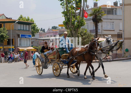 Voitures à chevaux phaeton sont un moyen populaire de se déplacer sans véhicule Büyükada, Îles des Princes, Istanbul Banque D'Images