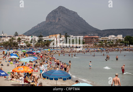 Vue du centre de vacances de Javea, Espagne avec le géant de l'horizon de Montgo Banque D'Images