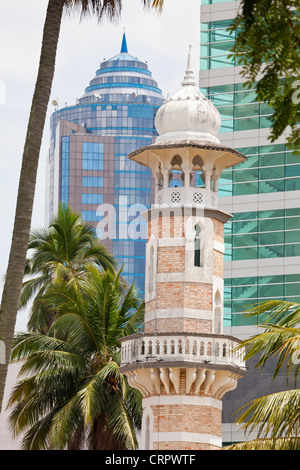 L'Asie du Sud, la Malaisie, Kuala Lumpur, Masjid Jamek (mosquée du vendredi) et de l'architecture moderne Banque D'Images