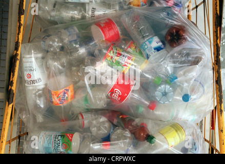 Sac de collecte d'un supermarché avec des bouteilles en PET vides Banque D'Images