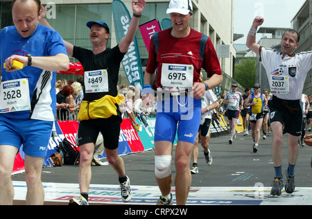 Terminer le 1er Marathon de la Ruhr à Dortmund Banque D'Images