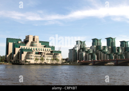 MI6 Building et St George's Wharf London Vauxhall Banque D'Images