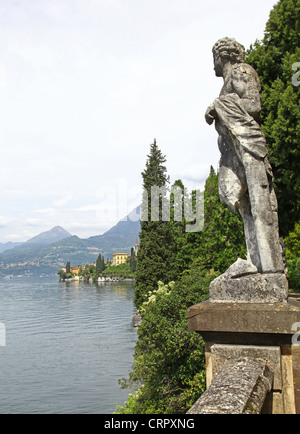 En regardant vers les jardins de la Villa Cipressi des jardins de Villa Monastero Varenna Lac de Côme Italie Banque D'Images