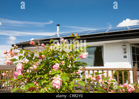 Des panneaux solaires sur une maison à Ambleside, Lake District, UK. Banque D'Images