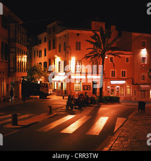 Scène de rue à Mao nocturne, Menorca Banque D'Images