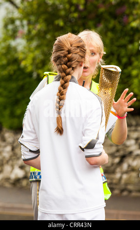 La flamme olympique la position grâce à Ambleside dans le Lake District, UK. Banque D'Images