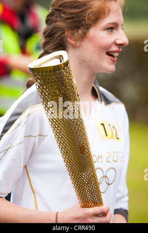 La flamme olympique la position grâce à Ambleside dans le Lake District, UK. Banque D'Images