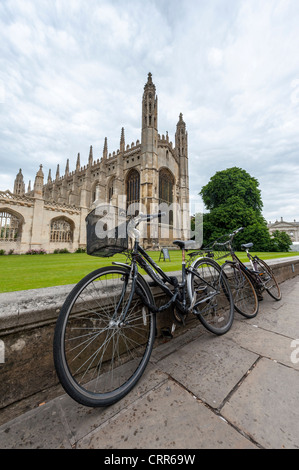 Chapelle du Kings College de Cambridge avec les cycles appuyé contre un mur à l'extérieur Banque D'Images