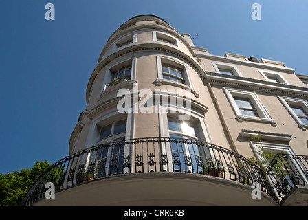 Immeuble d'angle arrondi avec balcon et de sunburst dans fenêtre sur Royal Crescent, Holland Park, Londres, Angleterre Banque D'Images