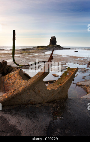 Vieille épave et Noir Nab à Saltwick Bay, près de Whitby, North Yorkshire Angleterre Banque D'Images