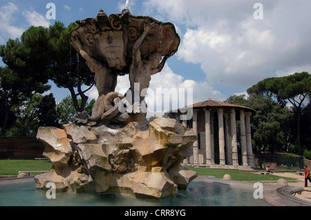 Europe Italie Latium Rome fontaine des tritons dans l'arrière-plan le Temple d'Hercule Banque D'Images