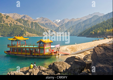 Un style traditionnel bateau touristique sur l'alpine beauty spot chinois du lac céleste. Banque D'Images
