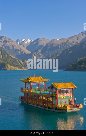 Un style traditionnel bateau touristique sur l'alpine beauty spot chinois du lac céleste. Banque D'Images